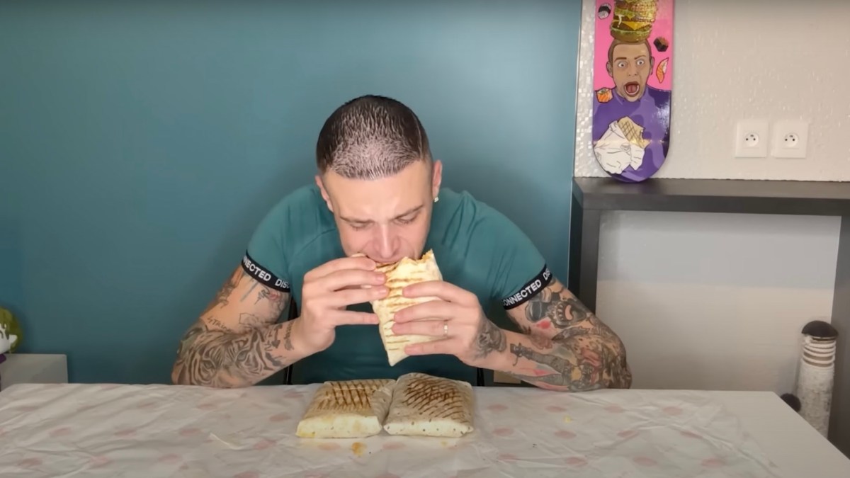 Le Youtubeur Alan Food Challenge se met régulièrement au défi de manger de très grandes quantités. // Source : AlaN FoodChallenge sur Youtube Le Youtubeur Alan Food Challenge se met régulièrement au défi de manger de très grandes quantités. // Source : AlaN FoodChallenge sur Youtube