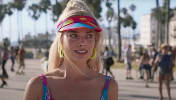 Quand Barbie arrive en Californie, c'est la douche froide.  // Source : Warner Bros France sur Youtube. Capture d'écran Numerama. 