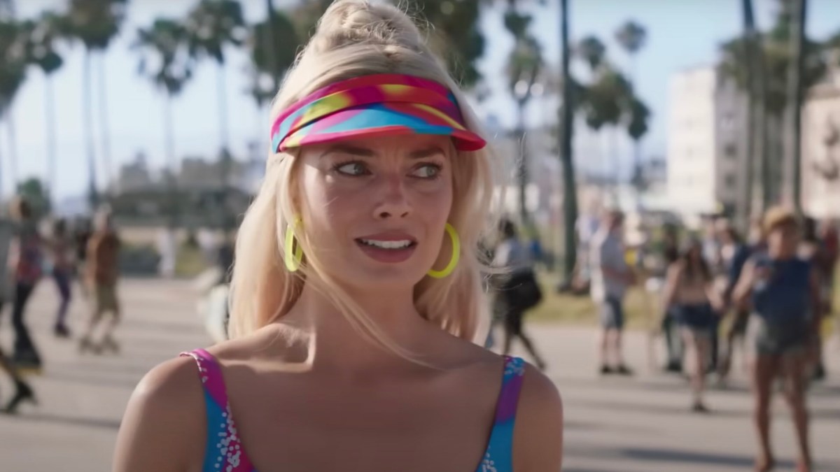 Quand Barbie arrive en Californie, c'est la douche froide. // Source : Warner Bros France sur Youtube. Capture d'écran Numerama. Quand Barbie arrive en Californie, c'est la douche froide. // Source : Warner Bros France sur Youtube. Capture d'écran Numerama.