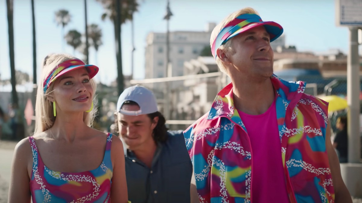 Ken et Barbie sont choqués de ce qu'ils découvrent dans notre monde réel. // Source : Warner Bros sur Youtube. Capture d'écran Numerama. Ken et Barbie sont choqués de ce qu'ils découvrent dans notre monde réel. // Source : Warner Bros sur Youtube. Capture d'écran Numerama.