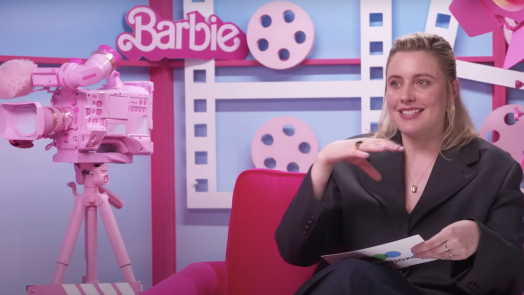 La réalisatrice de Barbie Greta Gerwig évoque les multiples références de son film auprès des médias américains. // Source : Letterboxd sur Youtube. Capture d'écran Numerama. La réalisatrice de Barbie Greta Gerwig évoque les multiples références de son film auprès des médias américains. // Source : Letterboxd sur Youtube. Capture d'écran Numerama.