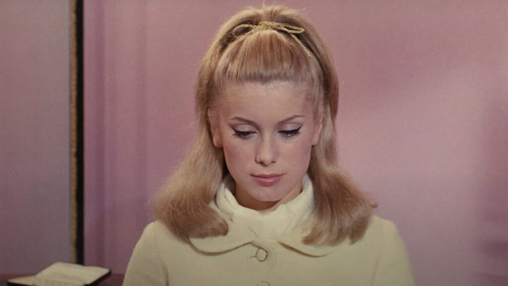 Catherine Deneuve joue le personnage de Geneviève dans le film de Jacques Demy. // Source : Ecole Louis Lumière sur Youtube. Catherine Deneuve joue le personnage de Geneviève dans le film de Jacques Demy. // Source : Ecole Louis Lumière sur Youtube.