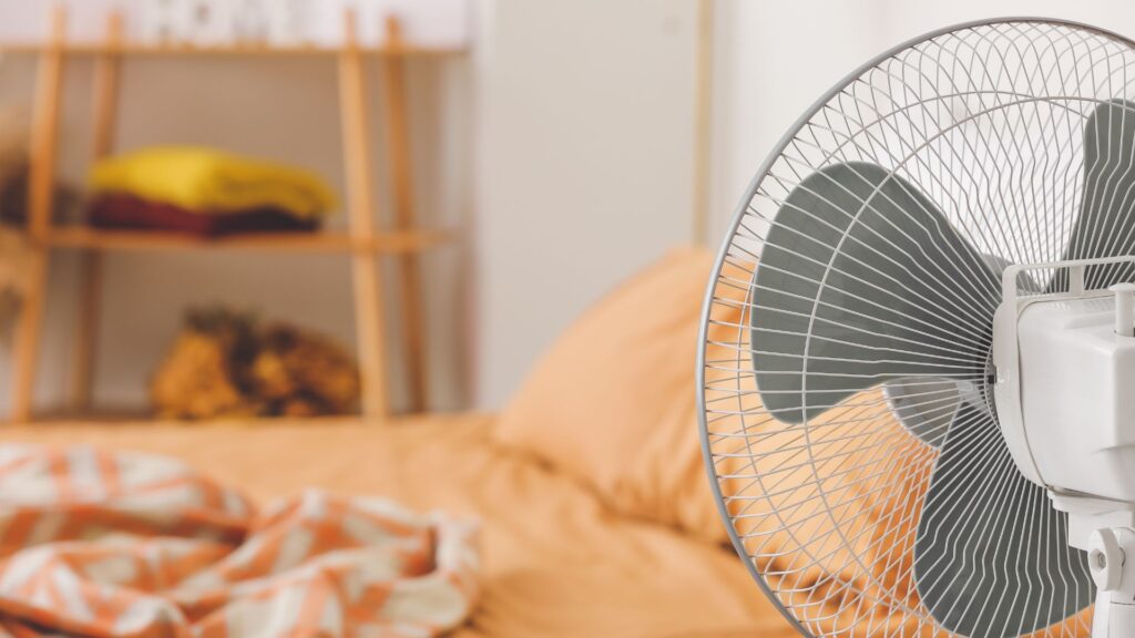 Dormir quand il fait chaud, un vrai défi. // Source : Canva Dormir quand il fait chaud, un vrai défi. // Source : Canva