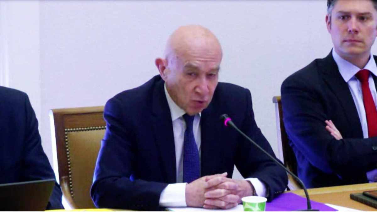 Claude Malhuret, le rapporteur de la commission d'enquête sénatoriale sur TikTok // Source : Capture d'écran Numerama Claude Malhuret, le rapporteur de la commission d'enquête sénatoriale sur TikTok // Source : Capture d'écran Numerama