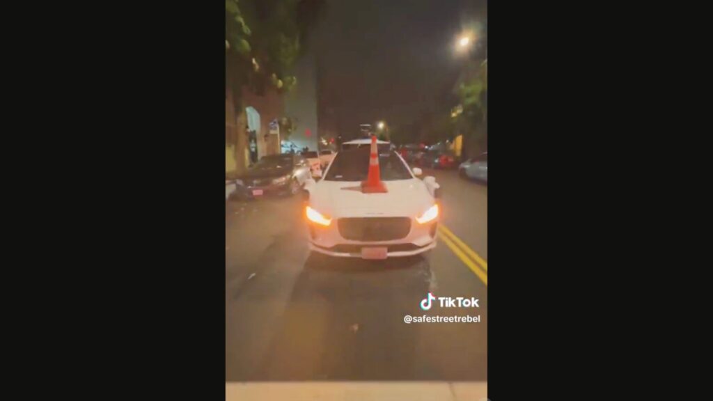 Un robotaxi paralysé par un cône. // Source : Via Twitter @SafeStreetRebel