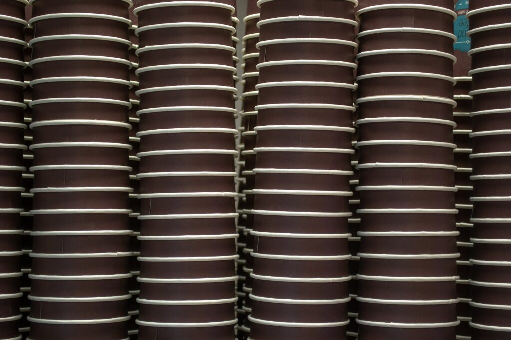 La plupart des gobelets en carton contiennent en fait du plastique La plupart des gobelets en carton contiennent en fait du plastique