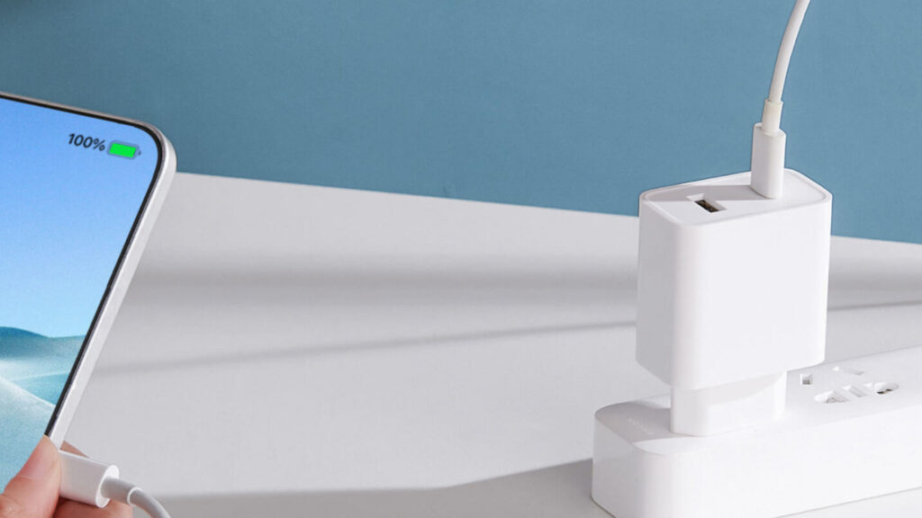 LE chargeur est peatuique ppur recharger deux apapreils à la fois // Source : Xiaomi LE chargeur est peatuique ppur recharger deux apapreils à la fois // Source : Xiaomi