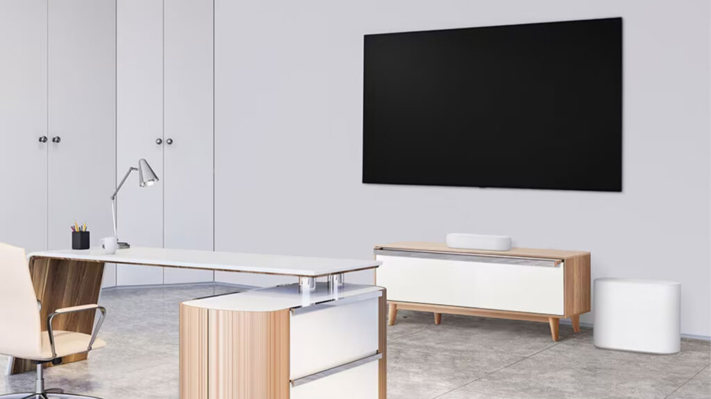 Bien que la barre de son soit compact, lecaisson debasse prend un peu plus de place // Source : LG Bien que la barre de son soit compact, lecaisson debasse prend un peu plus de place // Source : LG
