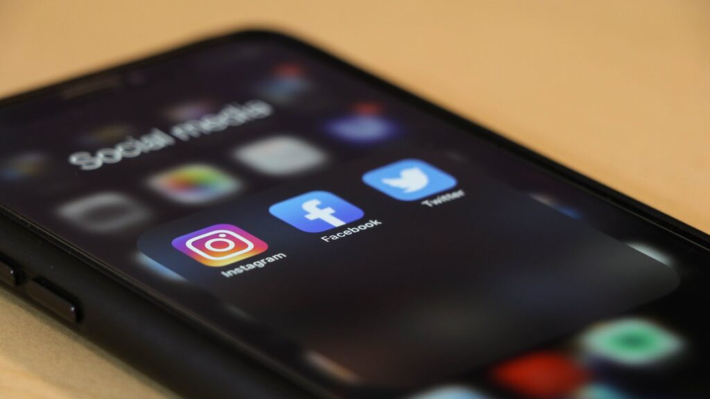 Beaucoup d'informations personnelles et sensibles sont communiquées via les réseaux sociaux // Source : Dole777 via Unsplash Beaucoup d'informations personnelles et sensibles sont communiquées via les réseaux sociaux // Source : Dole777 via Unsplash