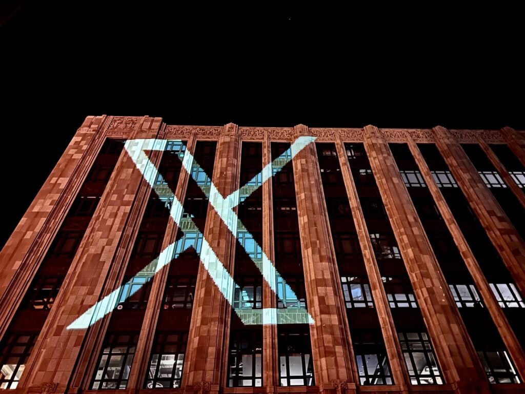 Après avoir décidé de changer le nom de Twitter, Elon Musk a fait afficher une lettre X géante sur le siège du réseau social. Après avoir décidé de changer le nom de Twitter, Elon Musk a fait afficher une lettre X géante sur le siège du réseau social.