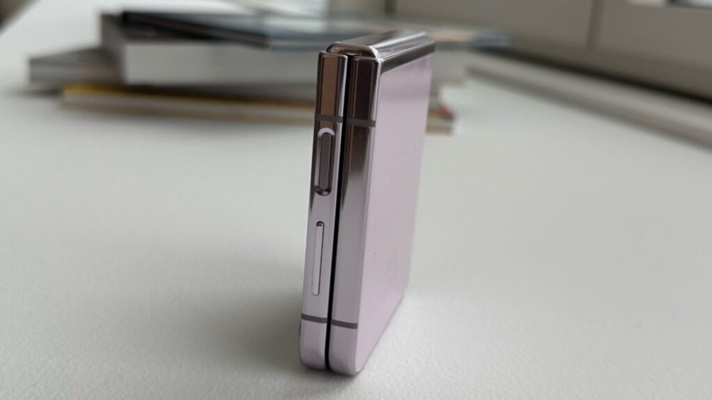 Plié, le Galaxy Z Flip 5 est parfaitement symétrique. Ses prédécesseurs étaient plus épais en haut qu'en bas. // Source : Numerama Plié, le Galaxy Z Flip 5 est parfaitement symétrique. Ses prédécesseurs étaient plus épais en haut qu'en bas. // Source : Numerama