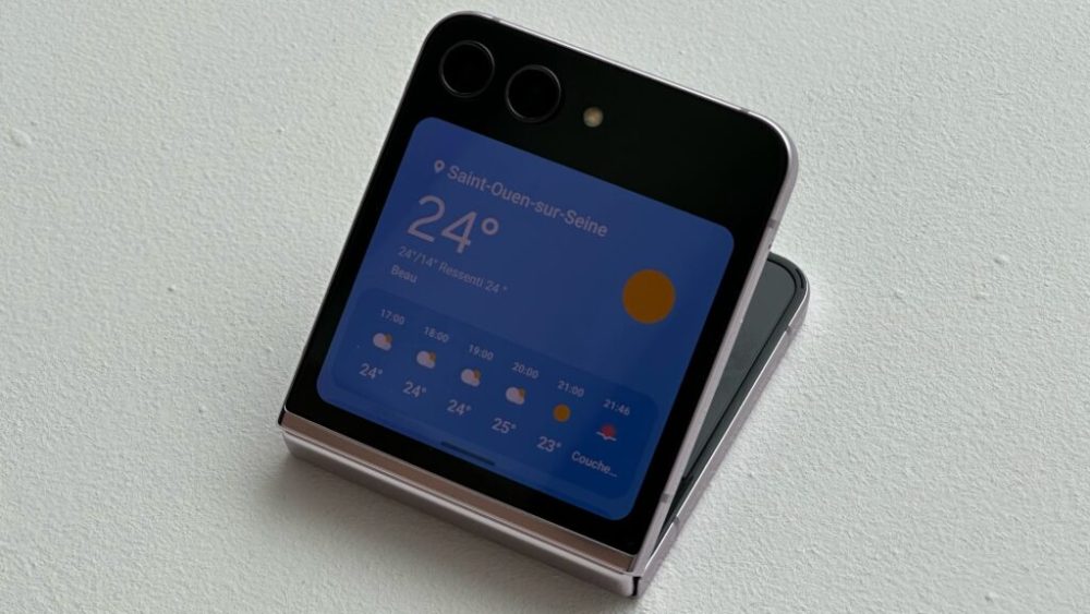 Le petit écran du Z Flip 5 permet de consulter des informations de manière détaillée. // Source : Numerama Le petit écran du Z Flip 5 permet de consulter des informations de manière détaillée. // Source : Numerama