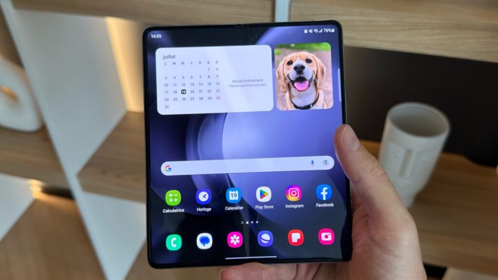 Le Galaxy Z Fold 5 a exactement le même format que son prédécesseur. Il est juste plus fin et plus léger. // Source : Numerama Le Galaxy Z Fold 5 a exactement le même format que son prédécesseur. Il est juste plus fin et plus léger. // Source : Numerama