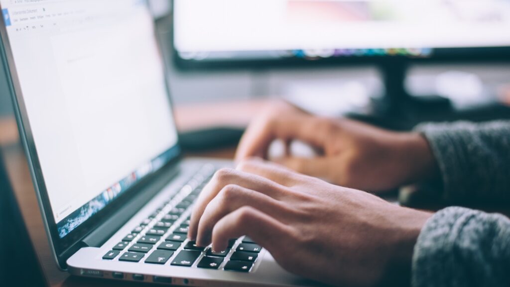 Dès que vous ouvrez votre navigateur, vous laissez une empreinte même infime sur internet // Source : Glenn Carstens-Peters via Unsplash Dès que vous ouvrez votre navigateur, vous laissez une empreinte même infime sur internet // Source : Glenn Carstens-Peters via Unsplash