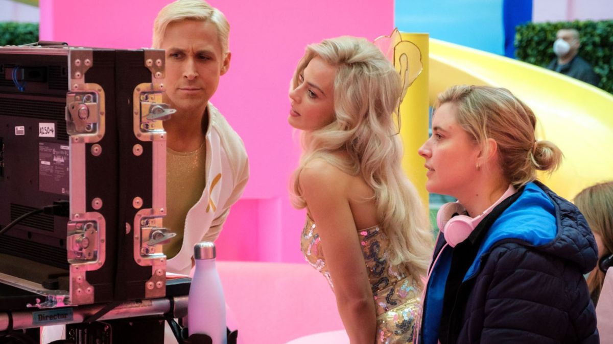 Ryan Gosling, Margot Robbie et la réalisatrice Greta Gerwig, sur le plateau de Barbie. // Source : Warner Bros./Barbie Ryan Gosling, Margot Robbie et la réalisatrice Greta Gerwig, sur le plateau de Barbie. // Source : Warner Bros./Barbie