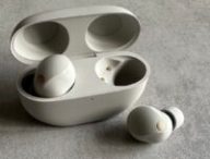 Les écouteurs Sony WF-1000XM5 dans leur boîtier // Source : Maxime Claudel pour Numerama