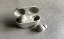 Les écouteurs Sony WF-1000XM5 dans leur boîtier // Source : Maxime Claudel pour Numerama Les écouteurs Sony WF-1000XM5 dans leur boîtier // Source : Maxime Claudel pour Numerama