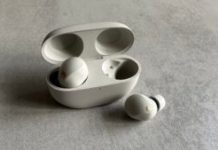 Les écouteurs Sony WF-1000XM5 dans leur boîtier // Source : Maxime Claudel pour Numerama Les écouteurs Sony WF-1000XM5 dans leur boîtier // Source : Maxime Claudel pour Numerama