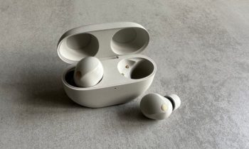 Les écouteurs Sony WF-1000XM5 dans leur boîtier // Source : Maxime Claudel pour Numerama Les écouteurs Sony WF-1000XM5 dans leur boîtier // Source : Maxime Claudel pour Numerama