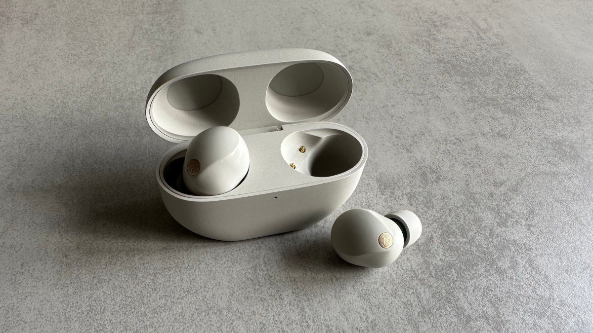 Les écouteurs Sony WF-1000XM5 dans leur boîtier // Source : Maxime Claudel pour Numerama Les écouteurs Sony WF-1000XM5 dans leur boîtier // Source : Maxime Claudel pour Numerama