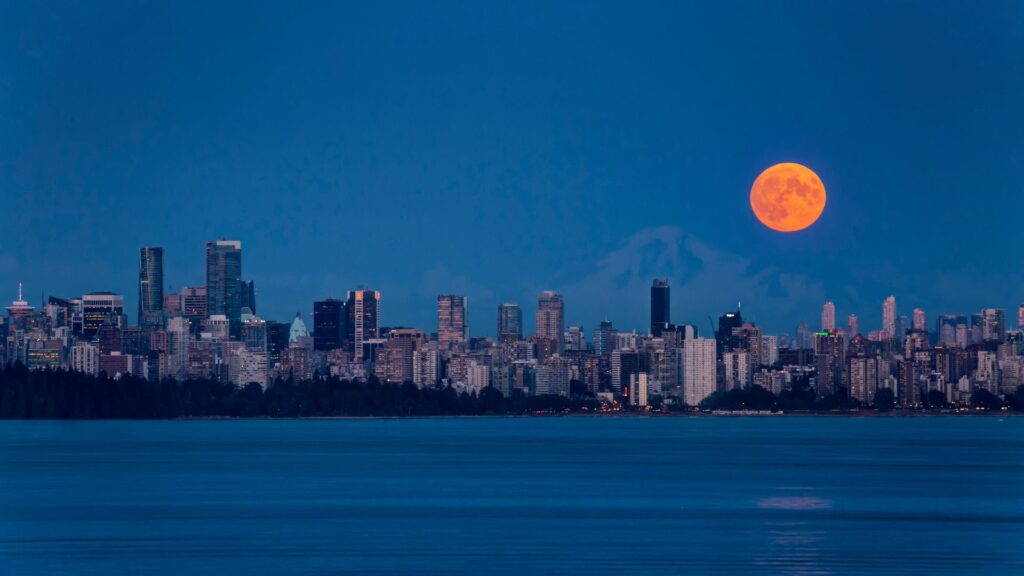 La Lune, proche de l'horizon, semble plus grosse. // Source : Canva La Lune, proche de l'horizon, semble plus grosse. // Source : Canva