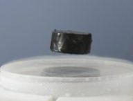 Exemple d'un matériau supraconductible, en lévitation car c'est une caractéristique typique. // Source : Mai-Linh Doan/Wikimédias Exemple d'un matériau supraconductible, en lévitation car c'est une caractéristique typique. // Source : Mai-Linh Doan/Wikimédias