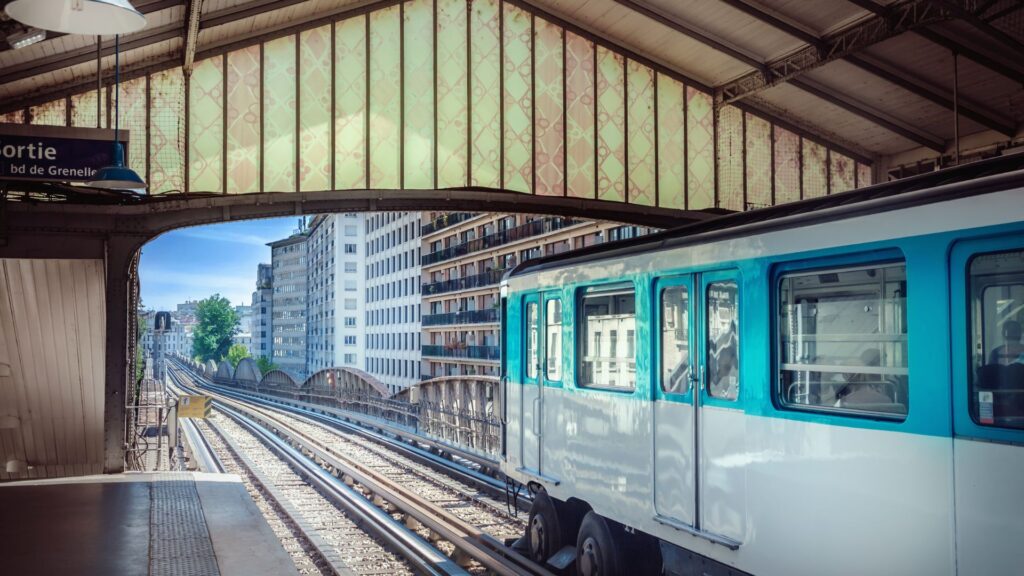 Un métro à Paris. // Source : Canva Un métro à Paris. // Source : Canva