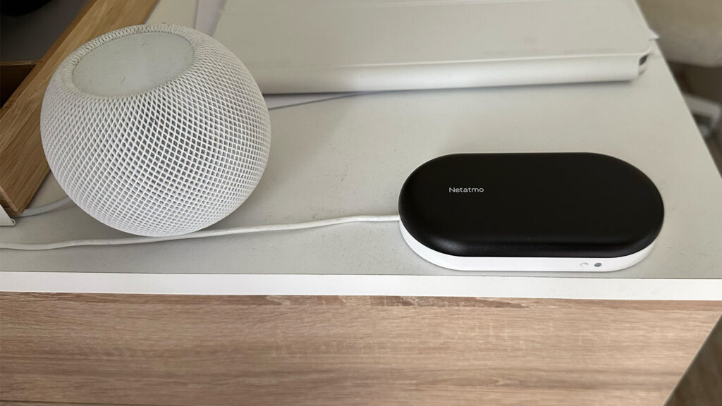 Puisque le contrôleur de Netatmo ne ressemble pas à un thermostat, j'ai fait le choix de ne pas l'accrocher au mur. Il est posé sur mon bureau, à 3 mètres de mon climatiseur. Puisque le contrôleur de Netatmo ne ressemble pas à un thermostat, j'ai fait le choix de ne pas l'accrocher au mur. Il est posé sur mon bureau, à 3 mètres de mon climatiseur.