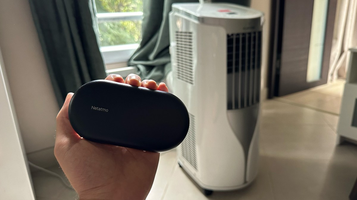 Le contrôle de clim connecté par Netatmo, à côté d'un climatiseur portable. // Source : Numerama Le contrôle de clim connecté par Netatmo, à côté d'un climatiseur portable. // Source : Numerama