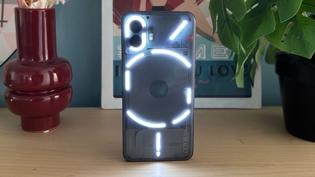 Toutes les LED du Nothing Phone (2) allumées en même temps, ça donne ça. // Source : Numerama Toutes les LED du Nothing Phone (2) allumées en même temps, ça donne ça. // Source : Numerama