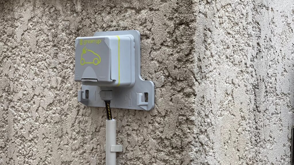 Une prise Green’Up posée sur le mur d’une maison. // Source : CB ELEC 31 Une prise Green’Up posée sur le mur d’une maison. // Source : CB ELEC 31