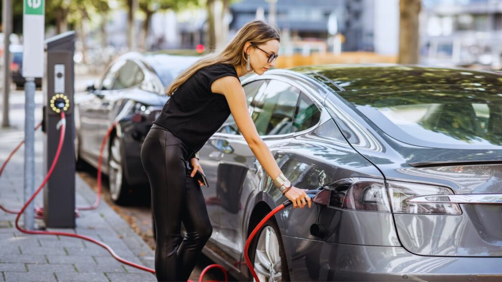 Recharge d'une voiture électrique. // Source : Canva Recharge d'une voiture électrique. // Source : Canva