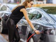 Recharge d'une voiture électrique. // Source : Canva