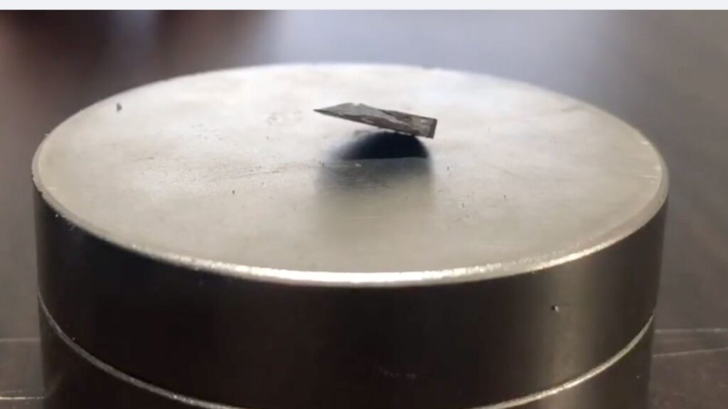 Extrait de la vidéo issue des travaux sud-coréens sur un possible supraconducteur (qui n'est pas confirmé comme tel à ce stade). // Source : Hyun-Tak Kim Extrait de la vidéo issue des travaux sud-coréens sur un possible supraconducteur (qui n'est pas confirmé comme tel à ce stade). // Source : Hyun-Tak Kim