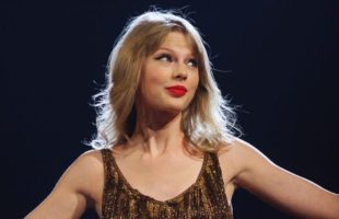 Taylor Swift. // Source : Flickr/CC/Eva Rinaldi (photo recadrée et modifiée avec Canva) Taylor Swift. // Source : Flickr/CC/Eva Rinaldi (photo recadrée et modifiée avec Canva)