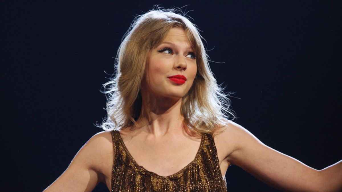 Taylor Swift. // Source : Flickr/CC/Eva Rinaldi (photo recadrée et modifiée avec Canva) Taylor Swift. // Source : Flickr/CC/Eva Rinaldi (photo recadrée et modifiée avec Canva)