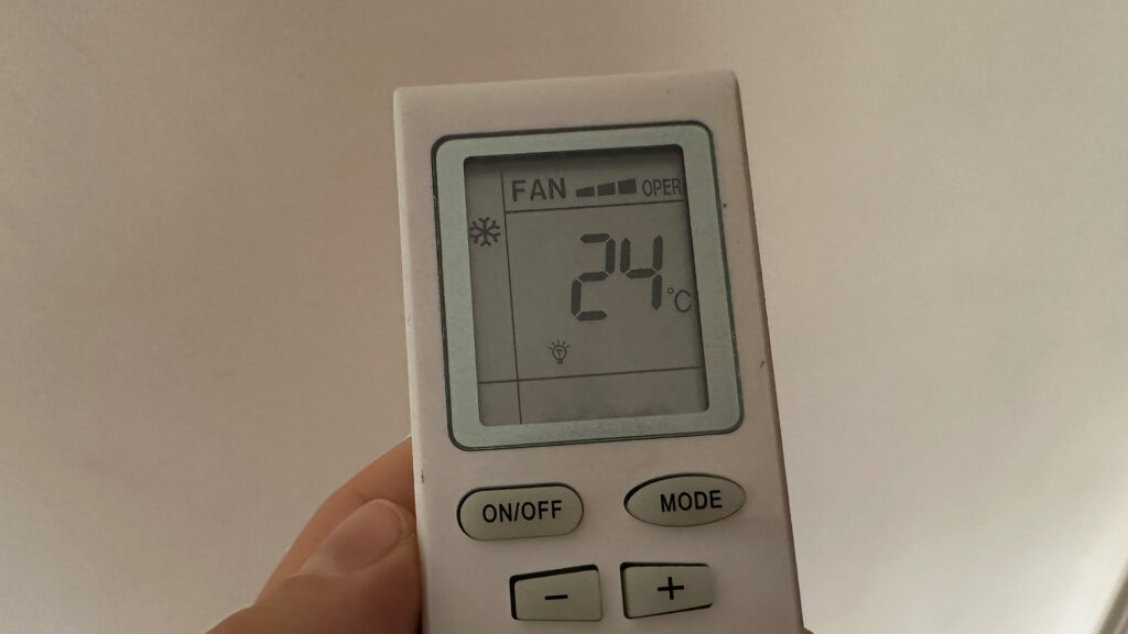 Les éléments affichés sur cette télécommande indique qu'elle est compatible avec le produit de Netatmo. // Source : Numerama Les éléments affichés sur cette télécommande indique qu'elle est compatible avec le produit de Netatmo. // Source : Numerama