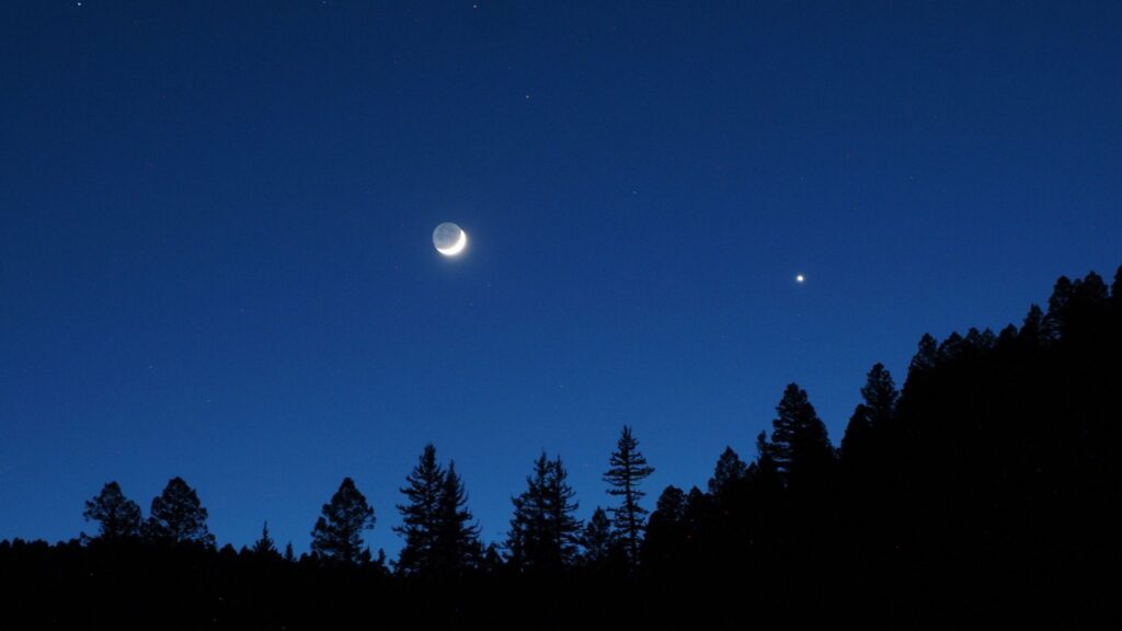 Les conjonctions entre Vénus et la Lune aident à trouver facilement l'Étoile du berger. // Source : Flickr/CC/KrisNM (photo recadrée) Les conjonctions entre Vénus et la Lune aident à trouver facilement l'Étoile du berger. // Source : Flickr/CC/KrisNM (photo recadrée)