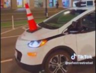Un taxi autonome bloqué par un cône. // Source : Via Twitter @SafeStreetRebel Un taxi autonome bloqué par un cône. // Source : Via Twitter @SafeStreetRebel