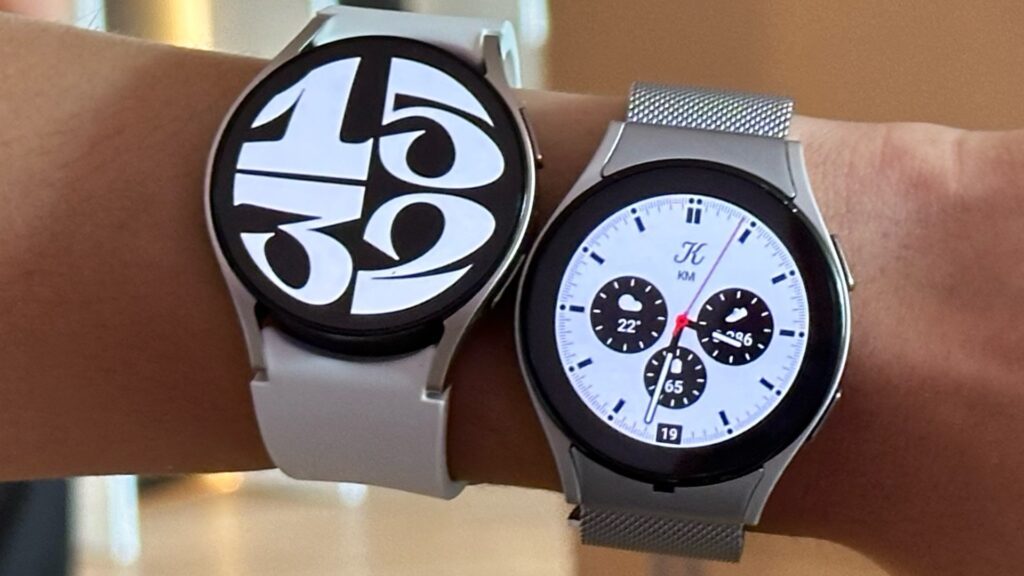 La Galaxy Watch 6 à gauche, la Galaxy Watch 5 à droite.