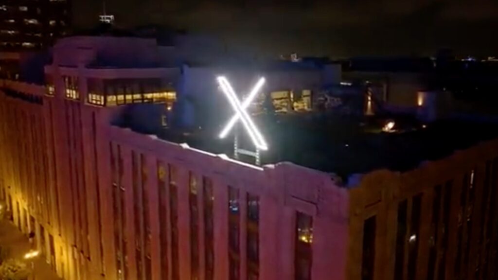 Le logo de X sur le siège de l'entreprise. // Source : X Le logo de X sur le siège de l'entreprise. // Source : X