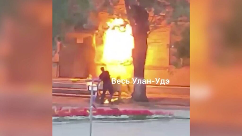 Un homme jette un cocktail molotov sur un bureau de recrutement à Oulan-Oudé en Russie le 1er août. // Source : Telegram Un homme jette un cocktail molotov sur un bureau de recrutement à Oulan-Oudé en Russie le 1er août. // Source : Telegram