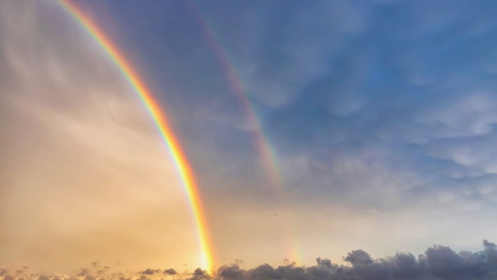 Les 2 arcs de l'arc-en-ciel. // Source : Canva Les 2 arcs de l'arc-en-ciel. // Source : Canva