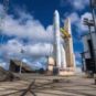 Retrait d'Ariane 6 de son portique. // Source : CNES/ESA/Arianespace-ArianeGroup/Optique Vidéo CSG/S Martin, 2023 (modifié avec Canva) Retrait d'Ariane 6 de son portique. // Source : CNES/ESA/Arianespace-ArianeGroup/Optique Vidéo CSG/S Martin, 2023 (modifié avec Canva)