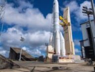 Retrait d'Ariane 6 de son portique. // Source : CNES/ESA/Arianespace-ArianeGroup/Optique Vidéo CSG/S Martin, 2023 (modifié avec Canva) Retrait d'Ariane 6 de son portique. // Source : CNES/ESA/Arianespace-ArianeGroup/Optique Vidéo CSG/S Martin, 2023 (modifié avec Canva)