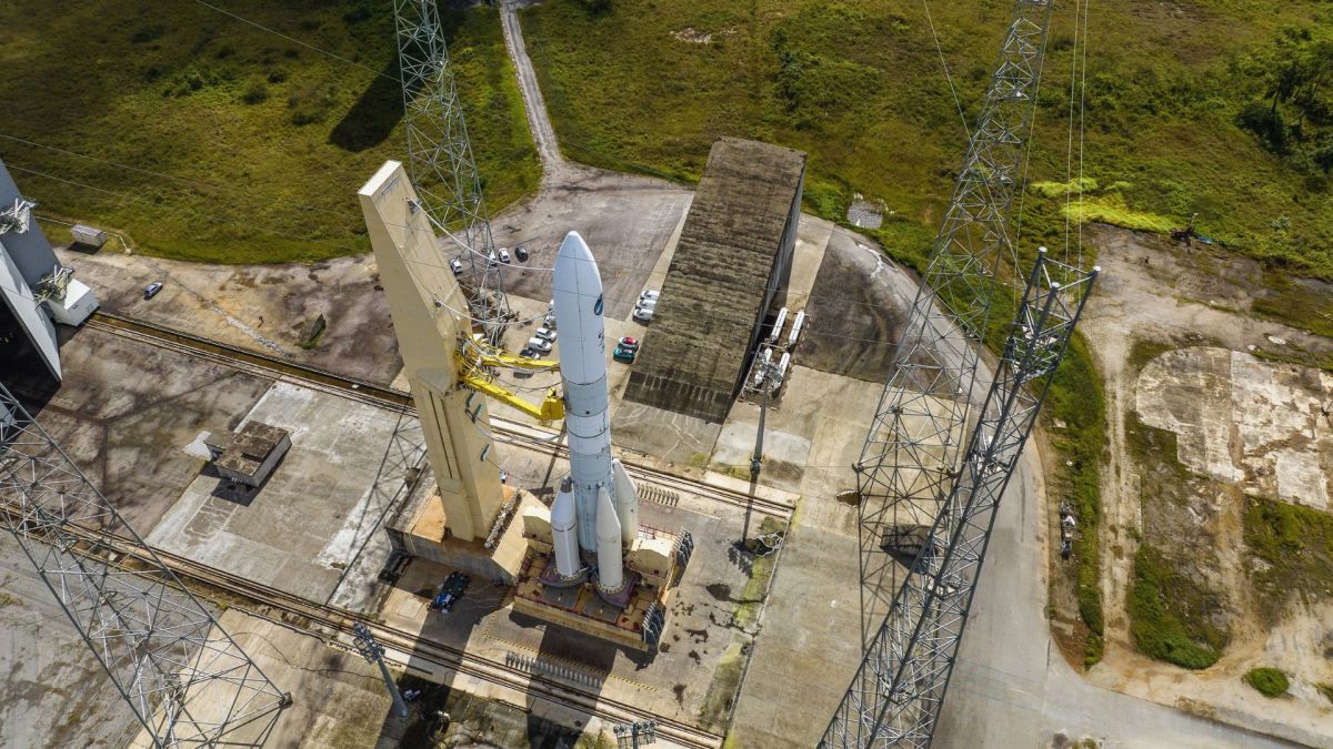 Le lanceur sur son pas de tir en juin 2023. // Source : CNES/ESA/Arianespace-ArianeGroup/Optique Vidéo CSG/P Piron, 2023 (image modifiée avec Canva) Le lanceur sur son pas de tir en juin 2023. // Source : CNES/ESA/Arianespace-ArianeGroup/Optique Vidéo CSG/P Piron, 2023 (image modifiée avec Canva)