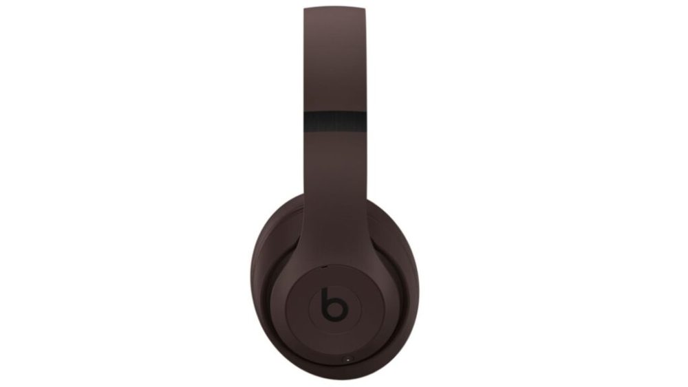 Casque Beats Studio Pro couleur marron vu de profil  // Source : montage Numerama