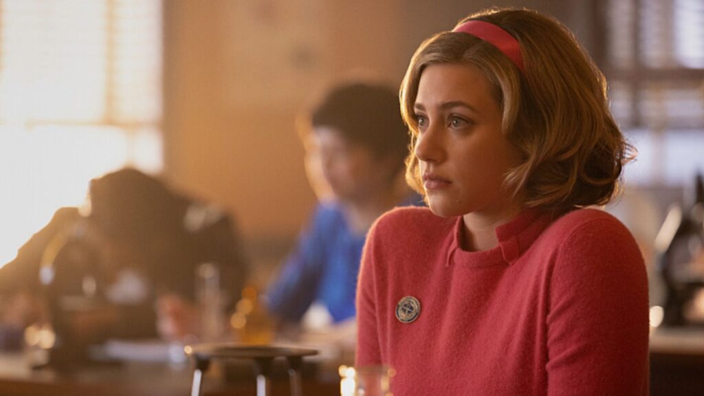 Betty dans la saison 7 de Riverdale, en 1955 ici. // Source : TheCW/Netflix Betty dans la saison 7 de Riverdale, en 1955 ici. // Source : TheCW/Netflix