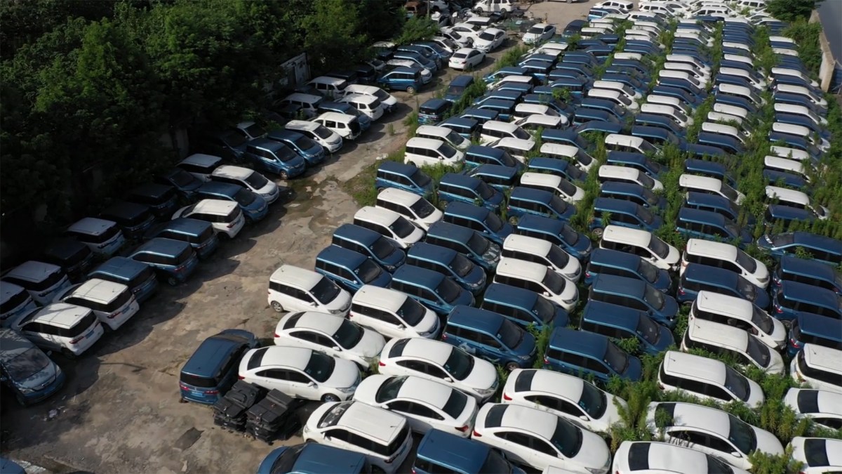 Extrait vidéo de voiture électrique abandonnées en chine // Source : Bloomberg Extrait vidéo de voiture électrique abandonnées en chine // Source : Bloomberg