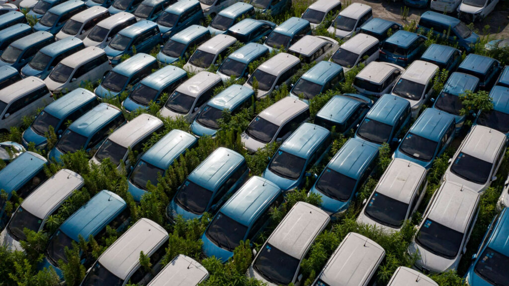 Extrait vidéo de voiture électrique abandonnées en chine // Source : Bloomberg Extrait vidéo de voiture électrique abandonnées en chine // Source : Bloomberg